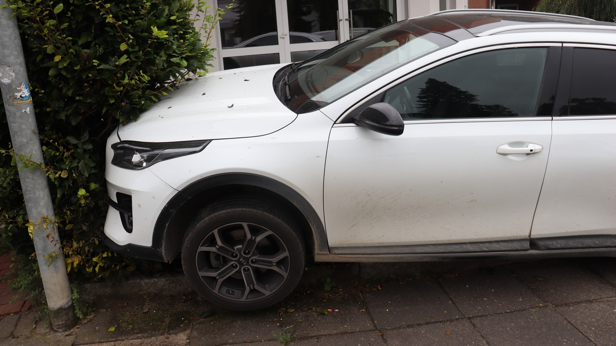 POL-HF: PKW kracht vor Hauswand- Fußgängerin getroffen - Foto: presseportal.de