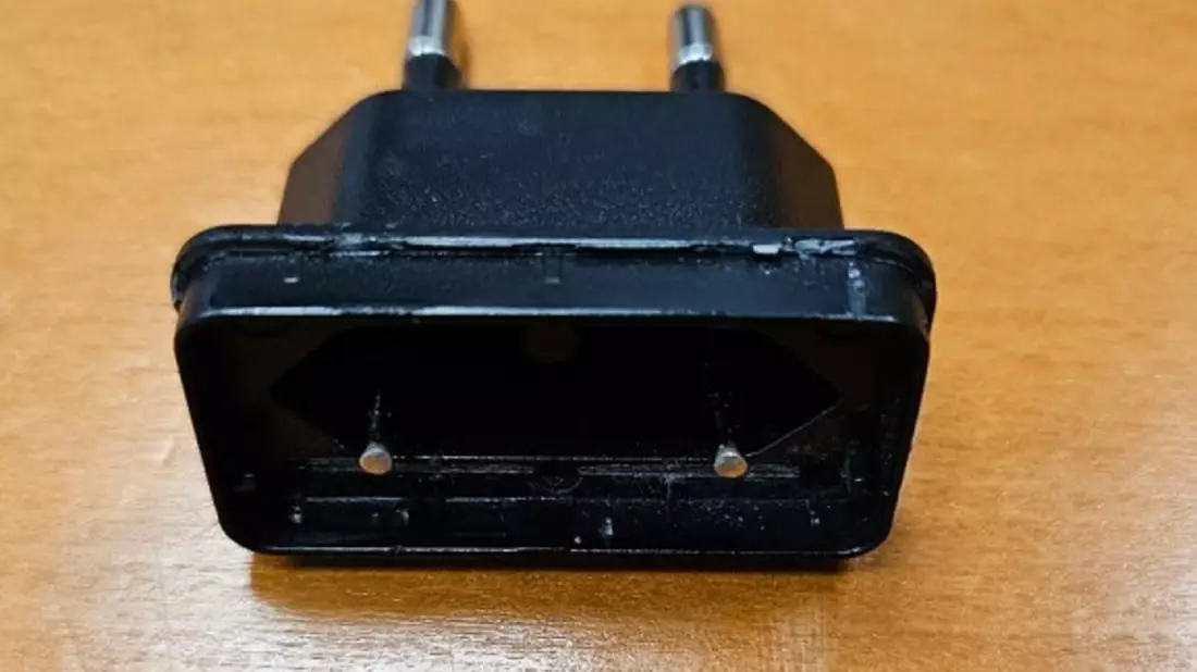 BPOLI-KA: Kleinkind verletzt sich an Strom-Adapter im ICE - Bild: presseportal.de