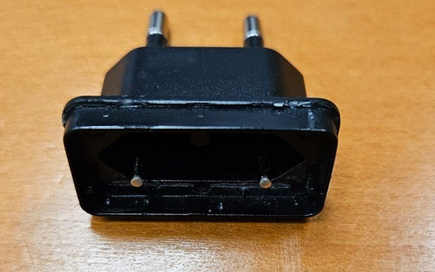 BPOLI-KA: Kleinkind verletzt sich an Strom-Adapter im ICE - Foto: presseportal.de