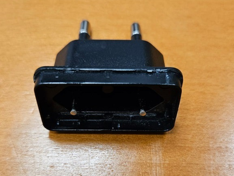 BPOLI-KA: Kleinkind verletzt sich an Strom-Adapter im ICE - Foto: presseportal.de