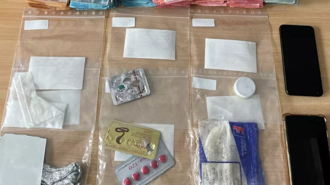 POL-EL: Bad Bentheim - Verdacht der Geldwäsche - Schülerpraktikant*innen kontrollieren mit Polizeibeamt*innen Fahrzeug - Bild: presseportal.de