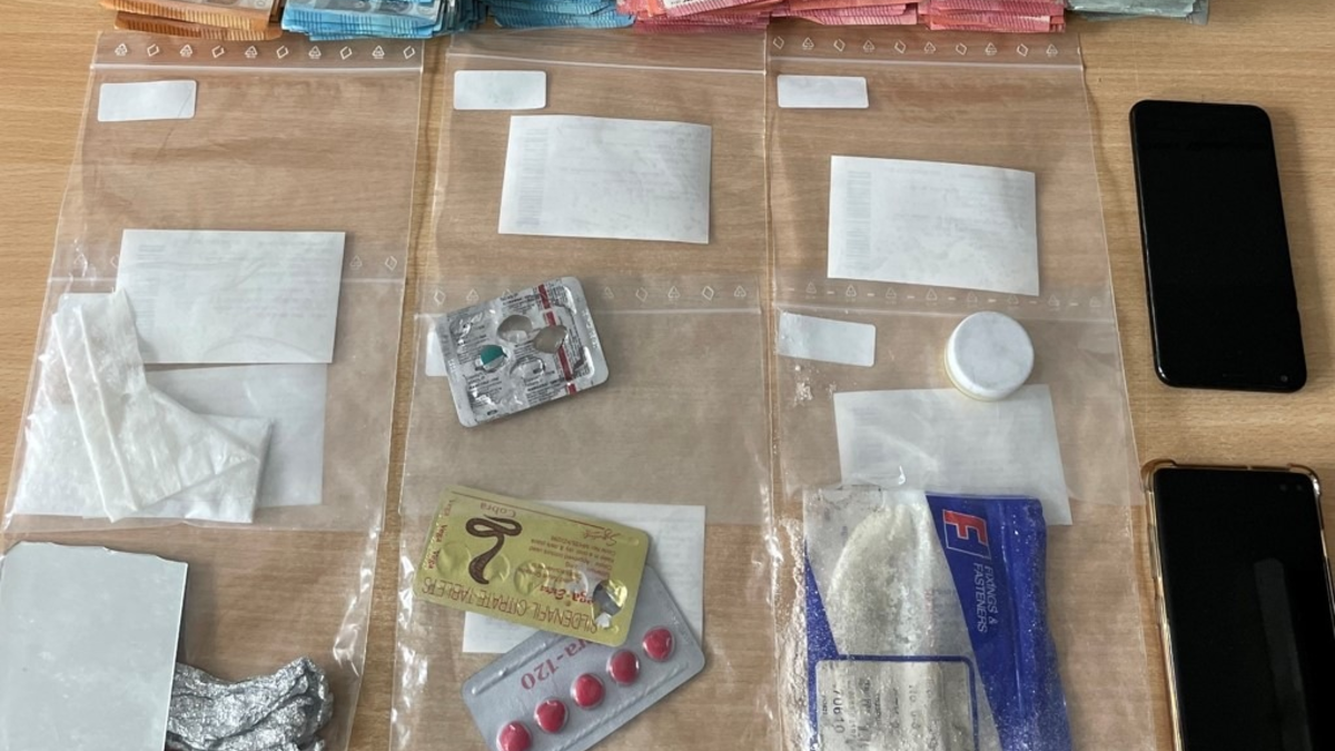 POL-EL: Bad Bentheim - Verdacht der Geldwäsche - Schülerpraktikant*innen kontrollieren mit Polizeibeamt*innen Fahrzeug - Foto: presseportal.de