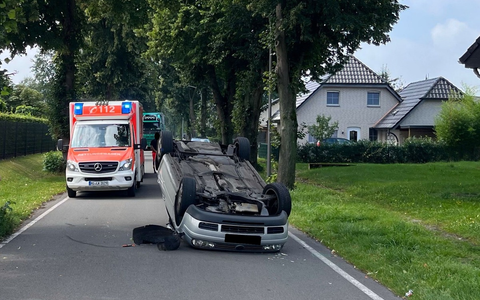 POL-MI: Auto mit drei Insassen überschlägt sich - Foto: presseportal.de