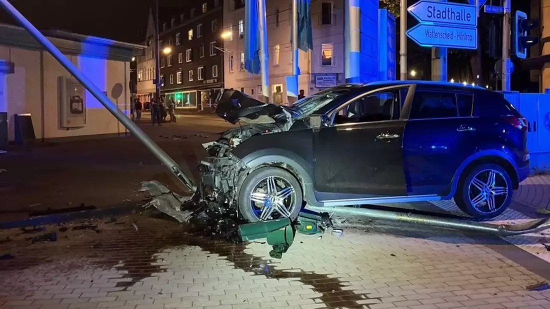 POL-BO: Ohne Führerschein, unter Drogen- und Alkoholeinfluss durch Bochum: Polizei stellt Autofahrer (31) nach Verfolgungsfahrt und Unfallflucht - Bild: presseportal.de