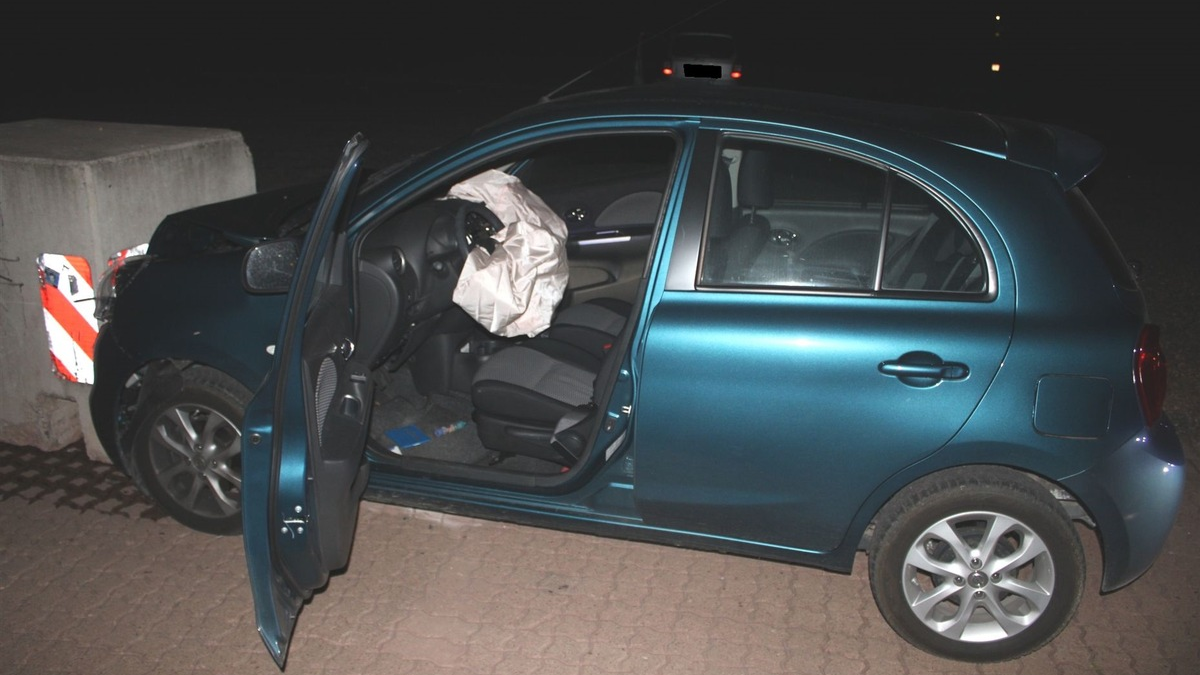 POL-MI: Auto kracht auf Kanzlers Weide gegen Betonpoller - Foto: presseportal.de