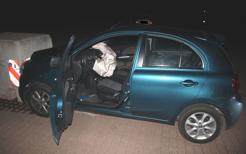 POL-MI: Auto kracht auf Kanzlers Weide gegen Betonpoller - Foto: presseportal.de