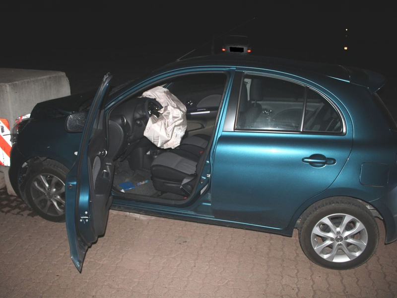 POL-MI: Auto kracht auf Kanzlers Weide gegen Betonpoller - Foto: presseportal.de