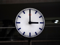 Die Deutsche Bahn war im Juli wieder etwas pĂŒnktlicher unterwegs (Archivfoto). - Foto: Paul Zinken/dpa