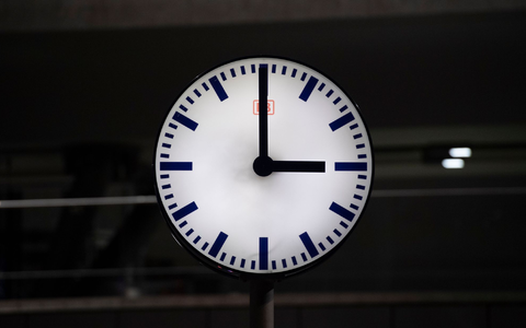 Die Deutsche Bahn war im Juli wieder etwas pünktlicher unterwegs (Archivfoto). - Foto: Paul Zinken/dpa