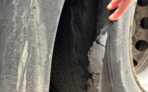 POL-HAM: Defekte Reifen und fehlerhafte Ladungssicherung: Polizei beendet Lkw-Fahrt auf der Hafenstraße - Foto: presseportal.de POL-HAM: Defekte Reifen und fehlerhafte Ladungssicherung: Polizei beendet Lkw-Fahrt auf der Hafenstraße - Foto: presseportal.de