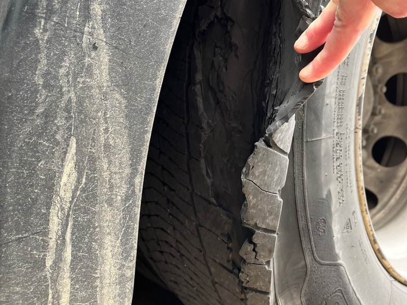 POL-HAM: Defekte Reifen und fehlerhafte Ladungssicherung: Polizei beendet Lkw-Fahrt auf der Hafenstraße - Foto: presseportal.de