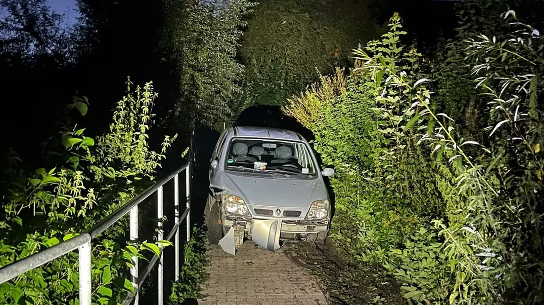 POL-HX: Wanderweg mit Straße verwechselt - betrunkener Autofahrer muss seinen Führerschein abgeben - Bild: presseportal.de