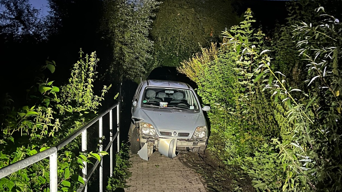 POL-HX: Wanderweg mit Straße verwechselt - betrunkener Autofahrer muss seinen Führerschein abgeben - Foto: presseportal.de