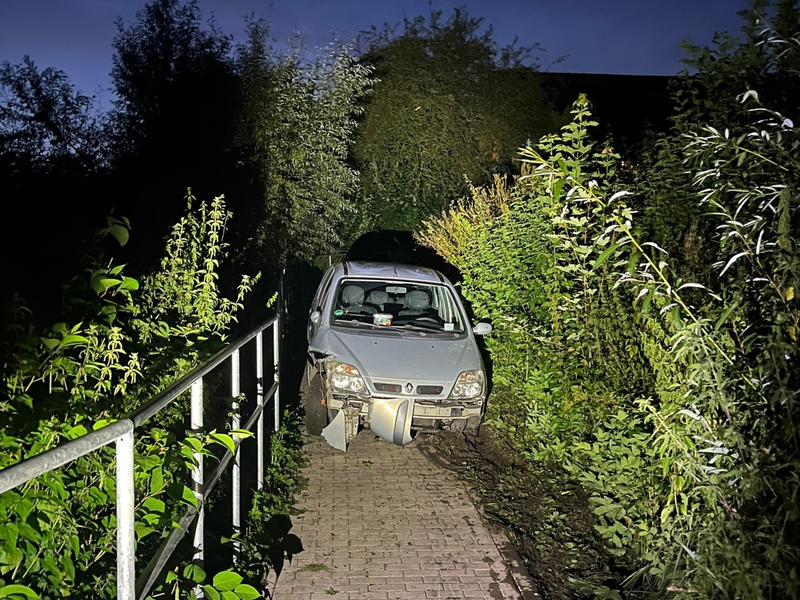 POL-HX: Wanderweg mit Straße verwechselt - betrunkener Autofahrer muss seinen Führerschein abgeben - Foto: presseportal.de