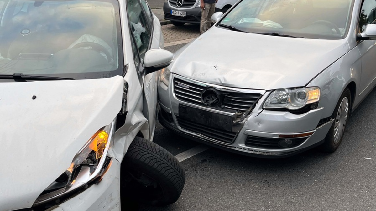 POL-DU: Hochemmerich: Beim Abbiegen vom Tankstellengelände übersehen - zwei leicht Verletzte - Foto: presseportal.de