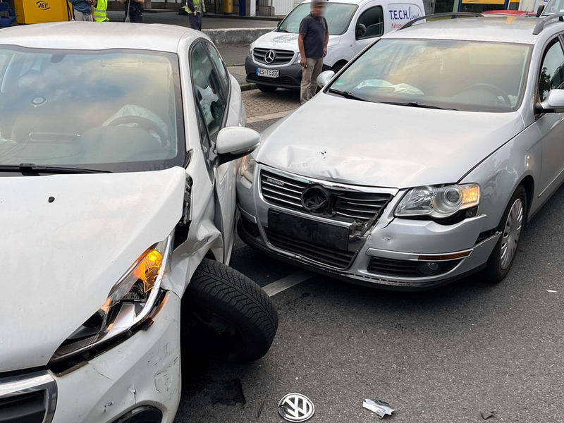 POL-DU: Hochemmerich: Beim Abbiegen vom Tankstellengelände übersehen - zwei leicht Verletzte - Foto: presseportal.de