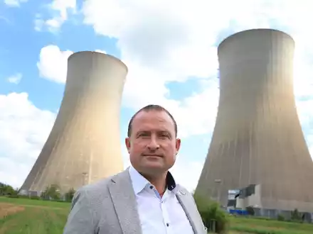Christian Keller wartet auf die Sprengung der Kühltürme des stillgelegten Atomkraftwerks Grafenrheinfeld. - Foto: Karl-Josef Hildenbrand/dpa