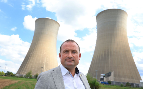 Die Kühltürme des stillgelegten Kernkraftwerks sollen gesprengt werden. - Foto: Karl-Josef Hildenbrand/dpa