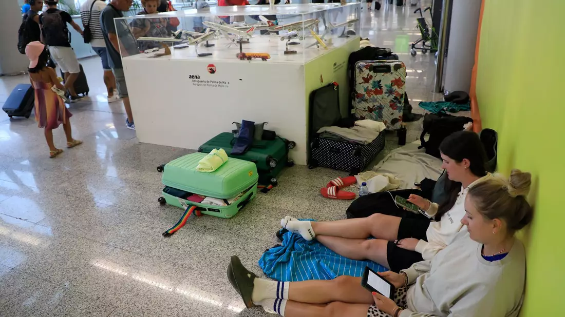 Reisende strandeten auf dem Flughafen und mussten die Nacht auf Decken und Luftmatratzen verbringen. - Bild: Clara Margais/dpa