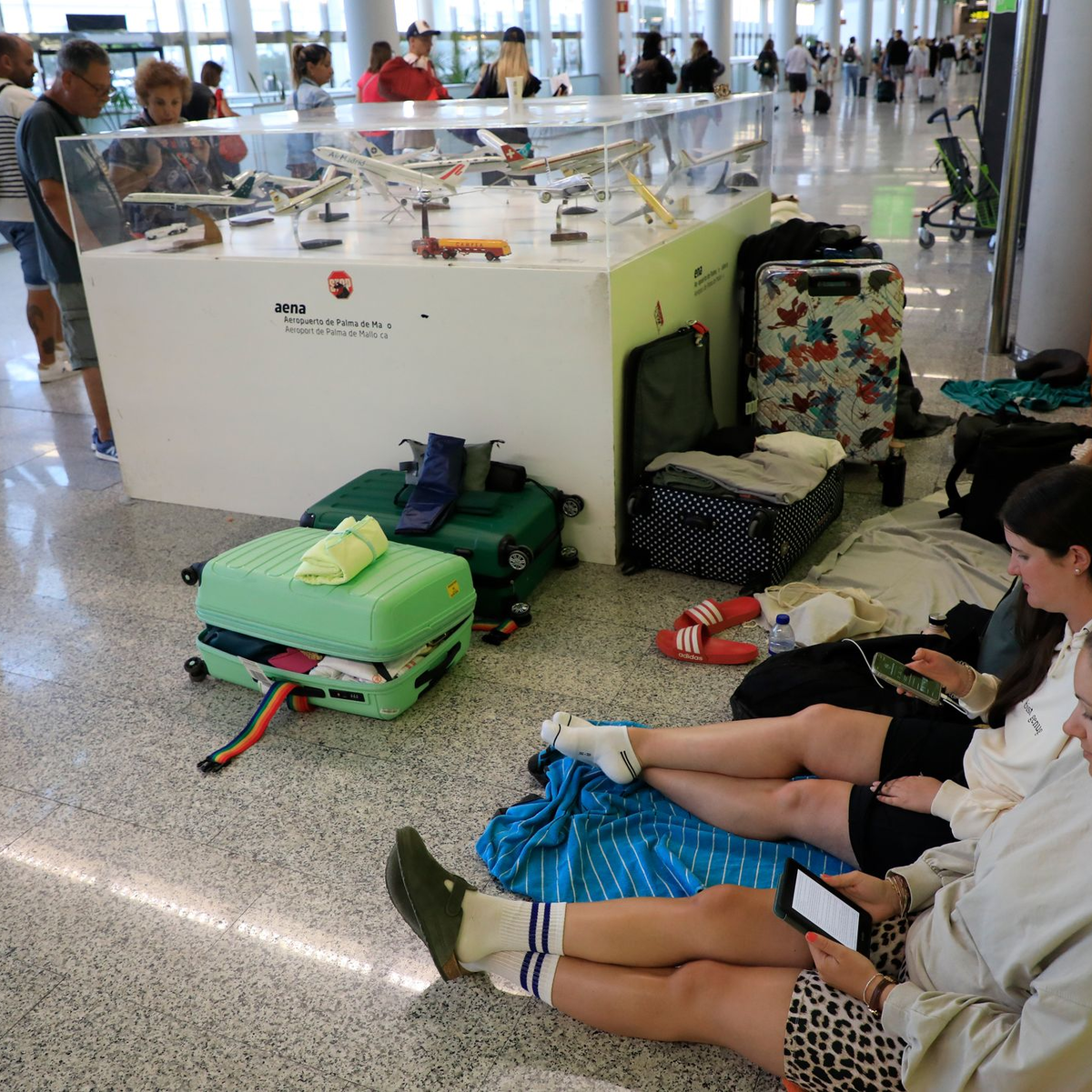 Reisende strandeten auf dem Flughafen und mussten die Nacht auf Decken und Luftmatratzen verbringen. - Foto: Clara Margais/dpa