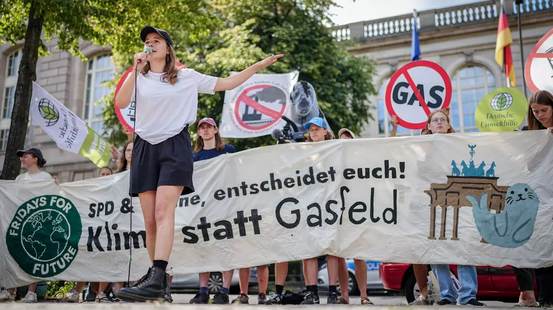 Klimaschützer wollen beim Protest gegen ein Gasfeld vor Borkum zeigen: Diese rote Linie soll nicht überschritten werden. - Bild: Kay Nietfeld/dpa