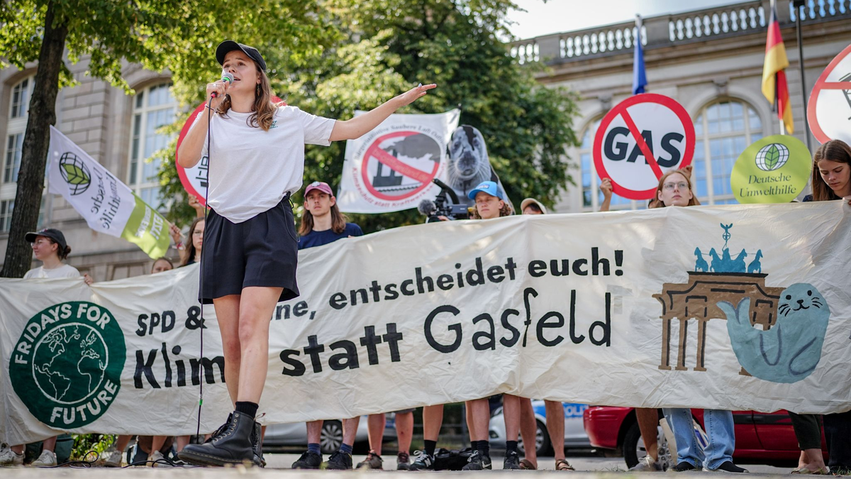 Klimaschützer wollen beim Protest gegen ein Gasfeld vor Borkum zeigen: Diese rote Linie soll nicht überschritten werden. - Foto: Kay Nietfeld/dpa