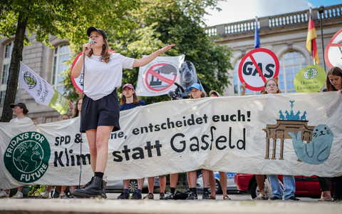 Klimaschützer wollen beim Protest gegen ein Gasfeld vor Borkum zeigen: Diese rote Linie soll nicht überschritten werden. - Foto: Kay Nietfeld/dpa