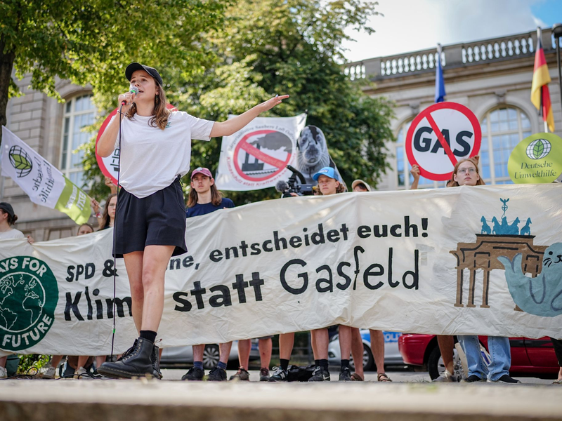 Klimaschützer wollen beim Protest gegen ein Gasfeld vor Borkum zeigen: Diese rote Linie soll nicht überschritten werden. - Foto: Kay Nietfeld/dpa