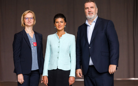 Sahra Wagenknecht (m) hat die Thüringer BSW-Spitze zuletzt hart kritisiert.  - Foto: Michael Reichel/dpa