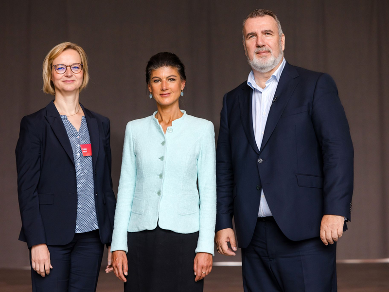 Sahra Wagenknecht (m) hat die Thüringer BSW-Spitze zuletzt hart kritisiert.  - Foto: Michael Reichel/dpa