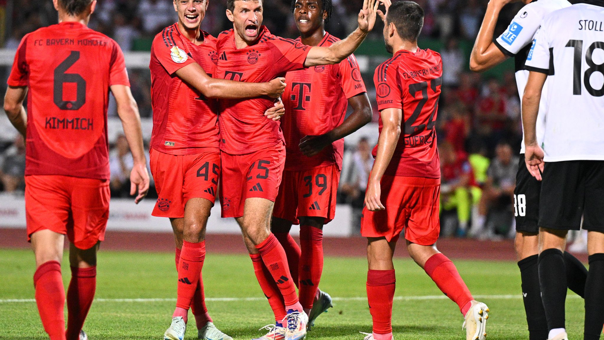 Nach dem Seitenwechsel wrd in der Bayern-Kurve Pyrotechnik gezündet. - Foto: Tom Weller/dpa