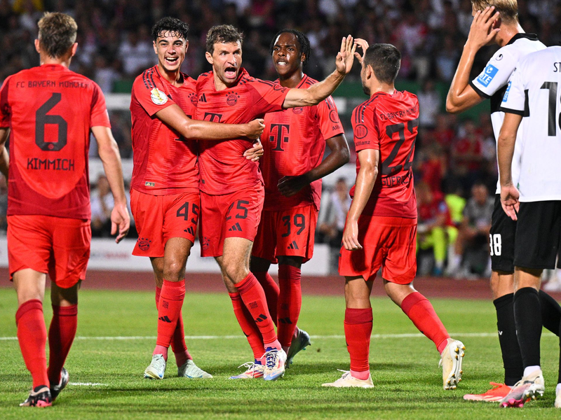 Nach dem Seitenwechsel wrd in der Bayern-Kurve Pyrotechnik gezündet. - Foto: Tom Weller/dpa