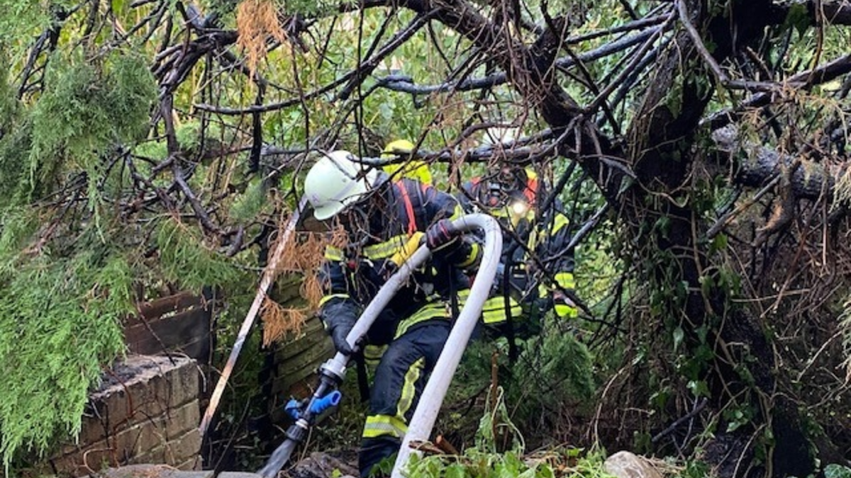 FW-OG: Brennende Thujahecke - Rauchwolke über Uffhofen - Foto: presseportal.de