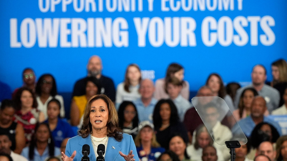 «Zu viele Menschen, egal, wie viel sie arbeiten, haben das Gefühl, dass es schwer ist, voranzukommen», sagte die amtierende Vizepräsidentin. - Foto: Mike Stewart/AP/dpa