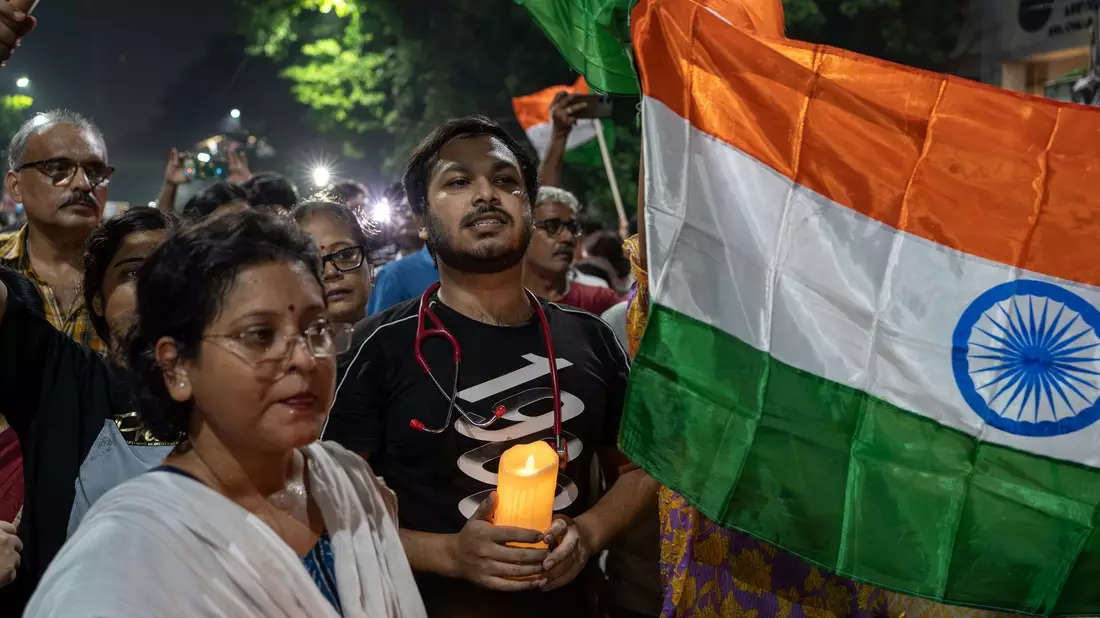Sie fordern zudem mehr Sicherheit fürs Gesundheitspersonal. - Bild: Jit Chattopadhyay/SOPA Images via ZUMA Press Wire/dpa