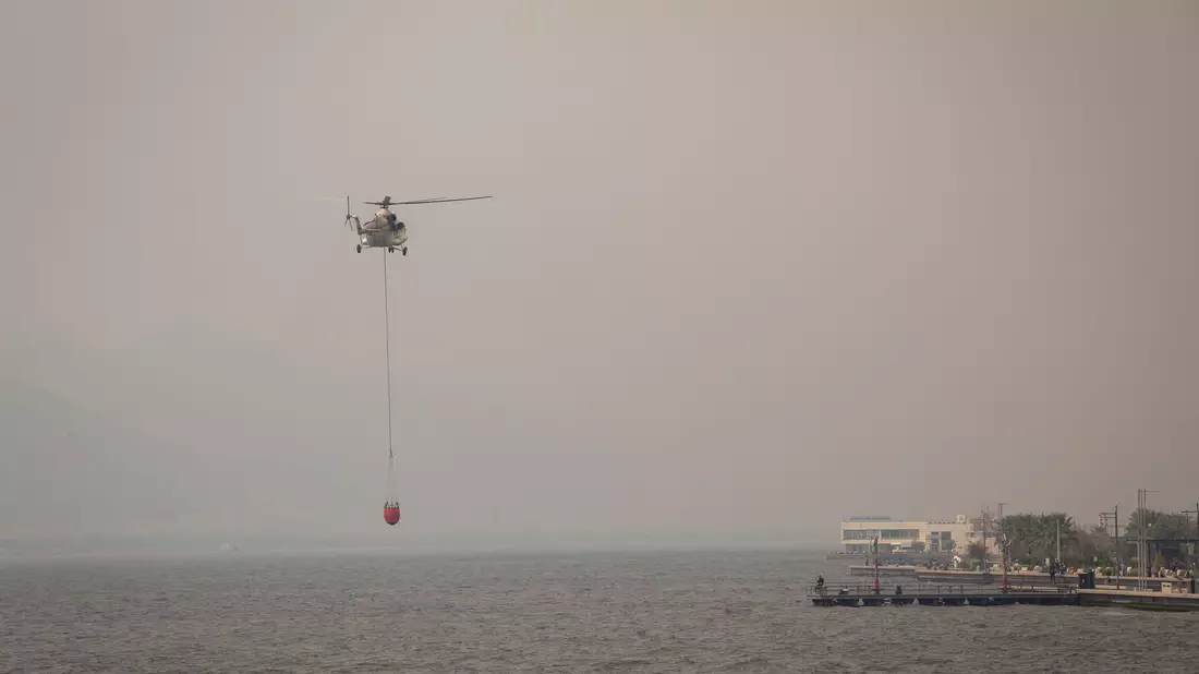 Knapp 3.000 Einsatzkräfte sind an den Löscharbeiten beteiligt. - Bild: Tolga Ildun/ZUMA Press Wire/dpa