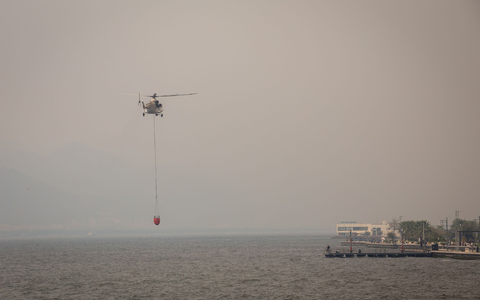 Knapp 3.000 Einsatzkräfte sind an den Löscharbeiten beteiligt. - Foto: Tolga Ildun/ZUMA Press Wire/dpa