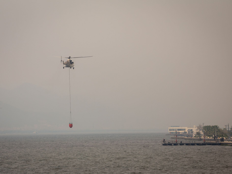 In der türkischen Küstenstadt Izmir kämpfen die Einsatzkräfte weiter gegen Waldbrände. - Foto: Tolga Ildun/ZUMA Press Wire/dpa