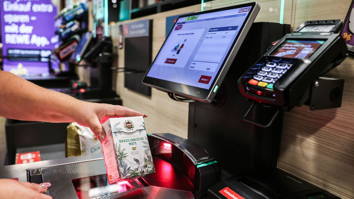SB-Kassen sind im Einzelhandel inzwischen in immer mehr Geschäften zu finden. - Foto: Oliver Berg/dpa