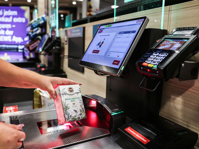 SB-Kassen sind im Einzelhandel inzwischen in immer mehr Geschäften zu finden. - Foto: Oliver Berg/dpa
