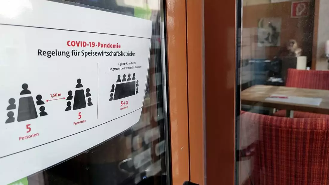 Hinweisschild an einer geschlossenen Bar (Archiv) - Bild: über dts Nachrichtenagentur