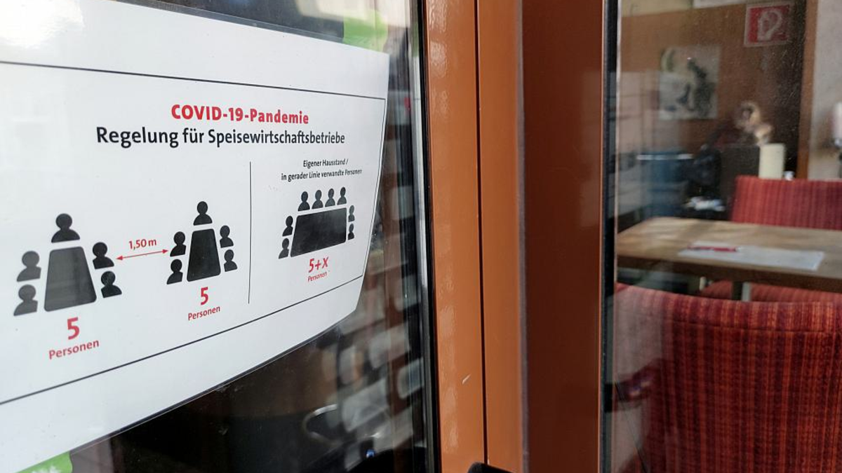 Hinweisschild an einer geschlossenen Bar (Archiv) - Foto: über dts Nachrichtenagentur