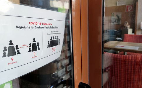 Hinweisschild an einer geschlossenen Bar (Archiv) - Foto: über dts Nachrichtenagentur