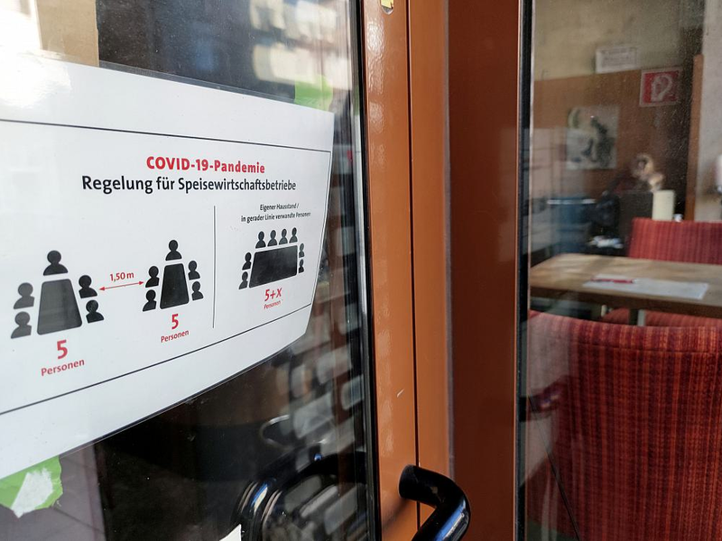 Hinweisschild an einer geschlossenen Bar (Archiv) - Foto: über dts Nachrichtenagentur