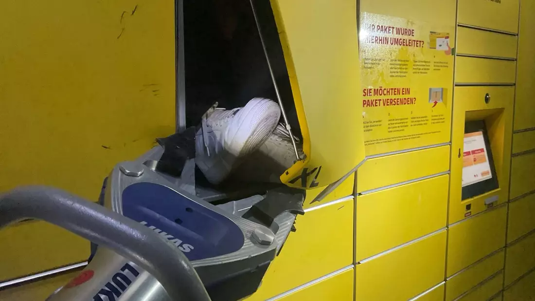 Mit schwerer Technik hat die Feuerwehr in Dortmund einen Jugendlichen aus einer Packstation befreit. - Bild: -/Feuerwehr Dortmund/dpa