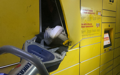 Mit schwerer Technik hat die Feuerwehr in Dortmund einen Jugendlichen aus einer Packstation befreit. - Foto: -/Feuerwehr Dortmund/dpa