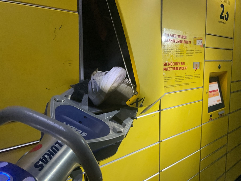 Mit schwerer Technik hat die Feuerwehr in Dortmund einen Jugendlichen aus einer Packstation befreit. - Foto: -/Feuerwehr Dortmund/dpa