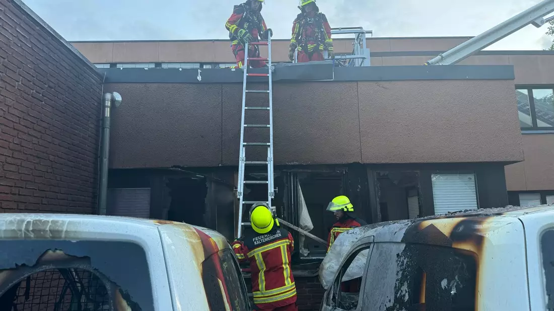 FW-SE: PKW Brand greift auf Gebäude in Kaltenkirchen über - Bild: presseportal.de