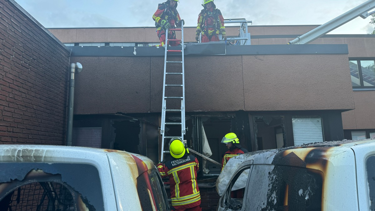 FW-SE: PKW Brand greift auf Gebäude in Kaltenkirchen über - Foto: presseportal.de