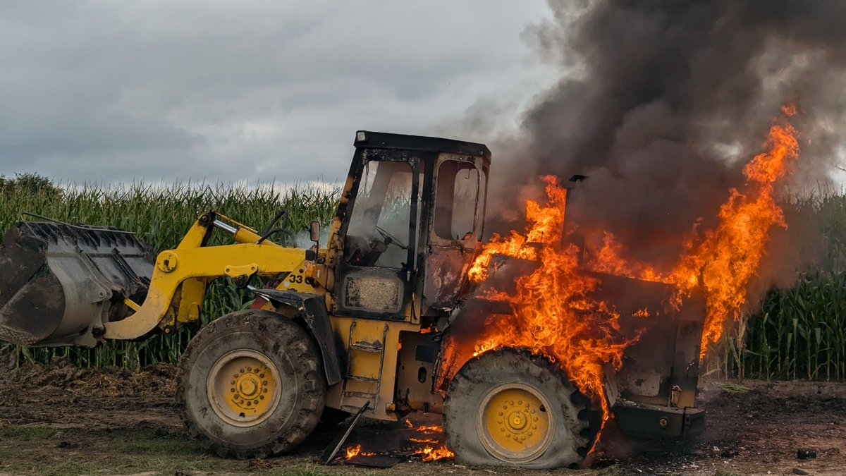 FW-KLE: Brand einer Radladers - Foto: presseportal.de
